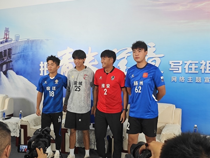 严子航（左二）