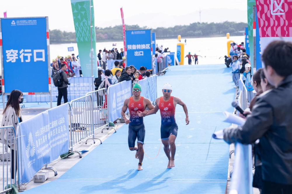 ↑石金飞（左）和杨奥富进入换项区