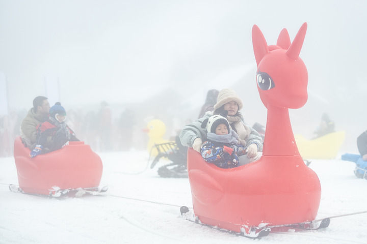 在重庆市南川区金佛山西坡滑雪场，游客在体验冰雪娱乐项目（2025年1月18日摄）。新华社记者 黄伟 摄