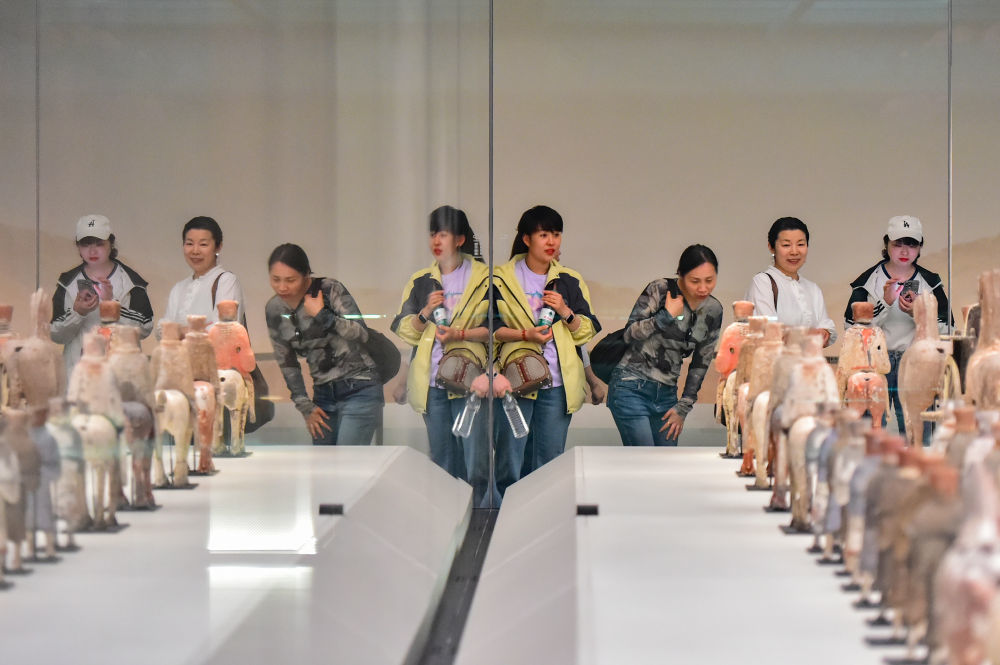 5月16日,游客在山东省青州博物馆参观游览。新华社发(王继林 摄)