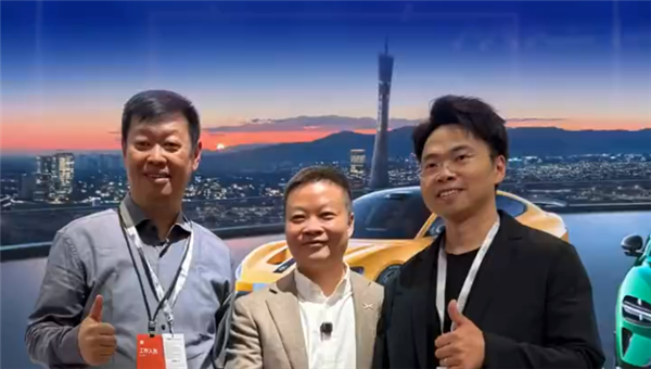 何小鹏参观小米汽车展台 胡峥楠陪同