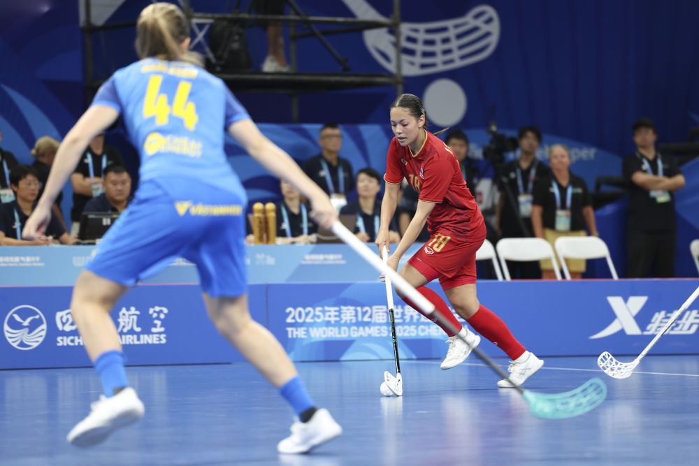 ↑ 泰国队球员卡尔布姆（右）在比赛中进攻。新华社记者 张丽芸 摄