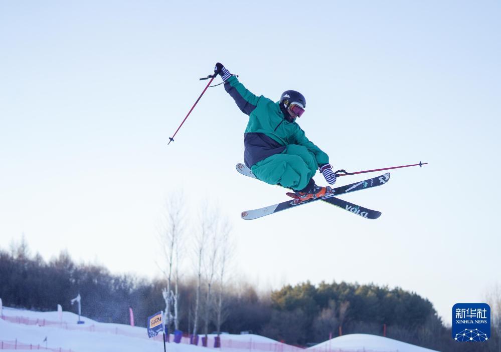 2022年12月10日，滑雪爱好者在位于吉林省吉林市的松花湖度假区V-PARK地形公园挑战跳台滑雪。新华社记者颜麟蕴摄