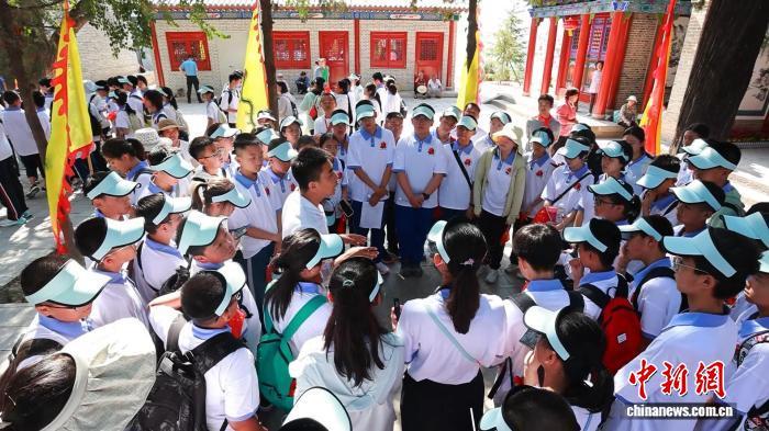 2025年6月21日，讲解员裴祖康给参加“探丝路古道&middot;访伏羲故里”全国各族青少年讲解伏羲故事。天水市民宗委供图