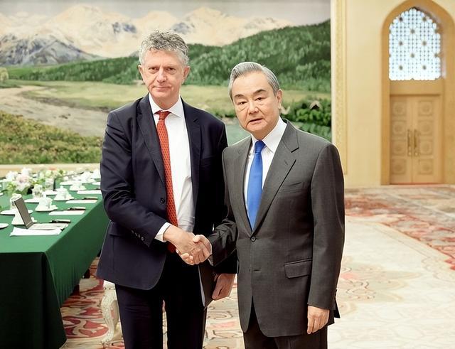 王毅主任会见鲍威尔