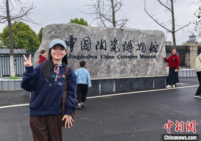 2025年3月，王淑心在景德镇学习做陶瓷。(天津大学供图)