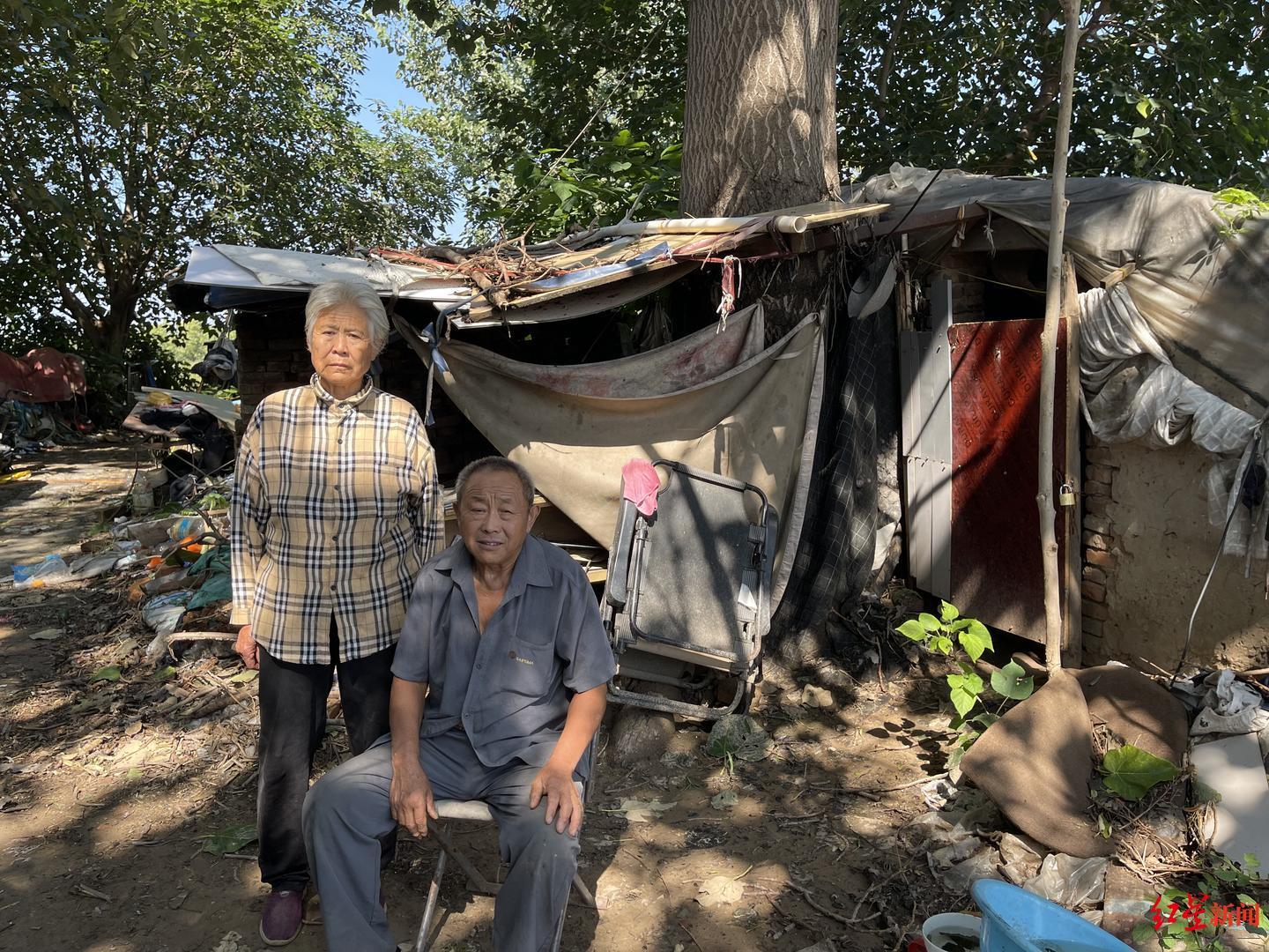 ▲曹某廷夫妇在自己搭建的窝棚前。摄影 王震华