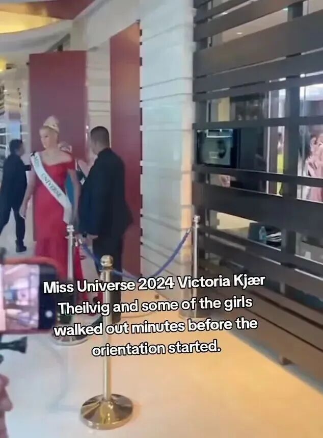 维多利亚和其他女孩走出了大门