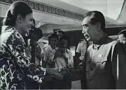 1972年,巴列维王子的母亲、伊朗王后法拉赫·巴列维曾访问中国。周总理亲自到机场迎接。