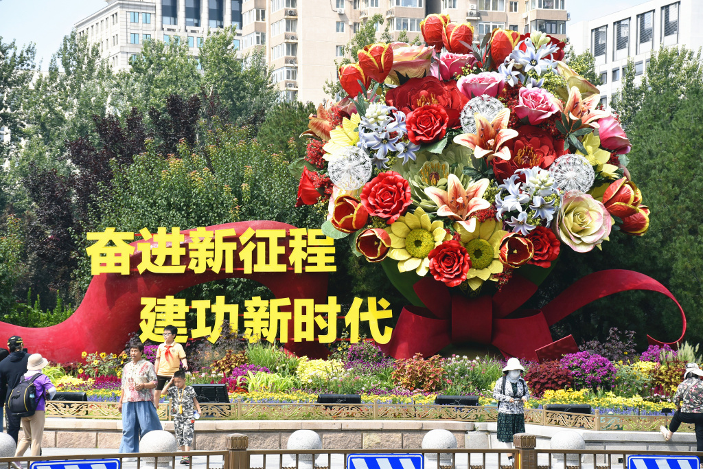 8月31日，人们在北京复兴门参观“美好明天”花坛。