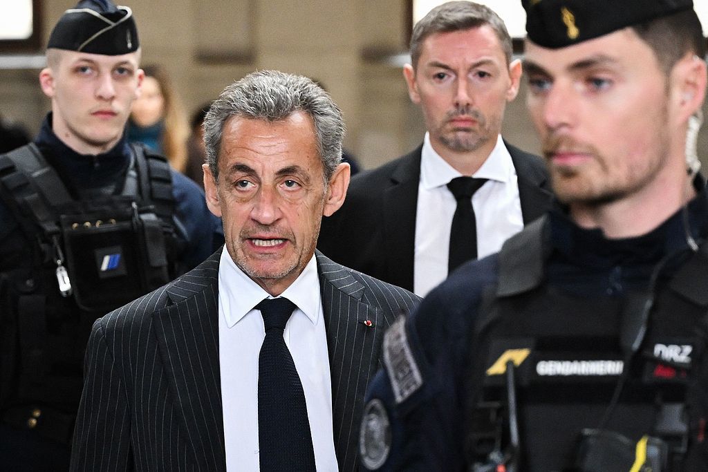 法国前总统尼古拉&middot;萨科齐（中左） 资料图 图源：视觉中国