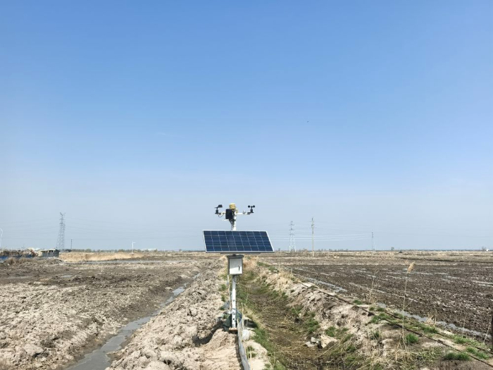 在吉林省松原市前郭尔罗斯蒙古族自治县的双子生态农业开发有限公司，用于分析温湿度、土壤肥力、风速等信息的智慧设备矗立田间（2025年4月23日摄）。新华社记者孙鹏程摄