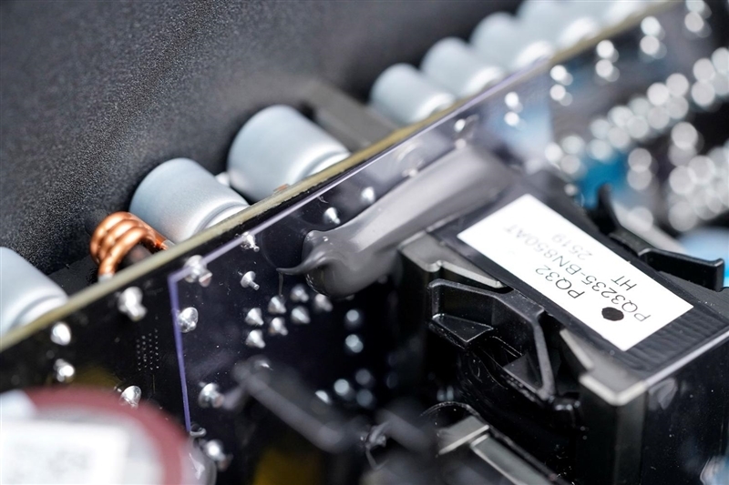 鑫谷数智金牌DM-850G电源评测:双MCU芯片加量不加价!12V输出平稳极限负载超1000W