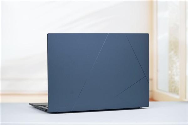 第二代酷睿Ultra 9 285H加持!华硕灵耀14 2025图赏