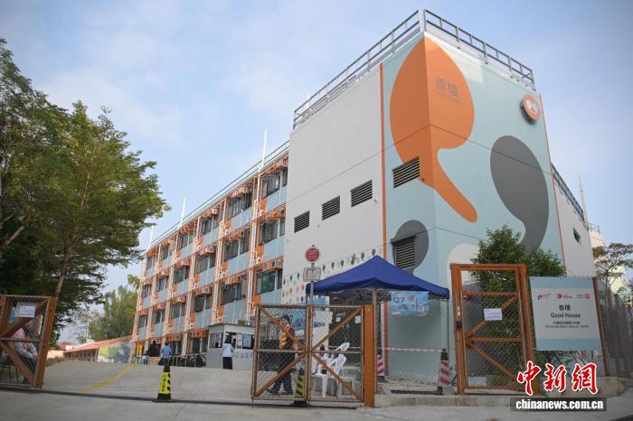 12月4日,工作人员在位于香港大埔的过渡性房屋“善楼”工作。大埔宏福苑火灾发生后,香港特区政府房屋局通过“善楼”等多个过渡性房屋项目迅速安置宏福苑受影响居民。 中新社记者 陈永诺 摄