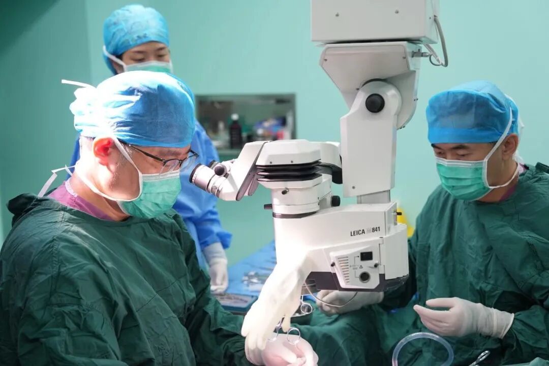 圖為眼外傷團隊正在進行眼球復位等系列手術。圖片來源:西安市人民醫院(西安市第四醫院)
