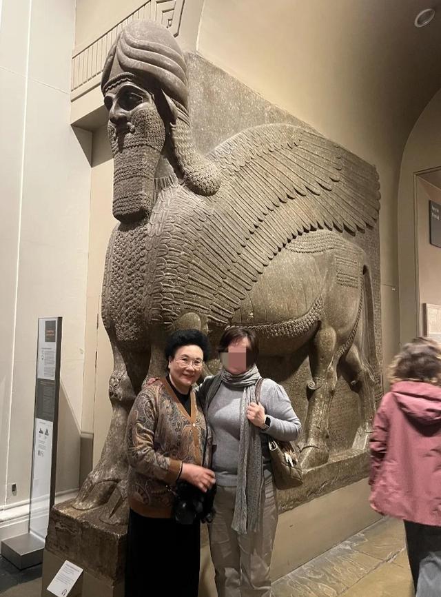 57岁伊能静英国被偶遇!五一带婆婆女儿度假,素颜皮肤好未见秦昊
