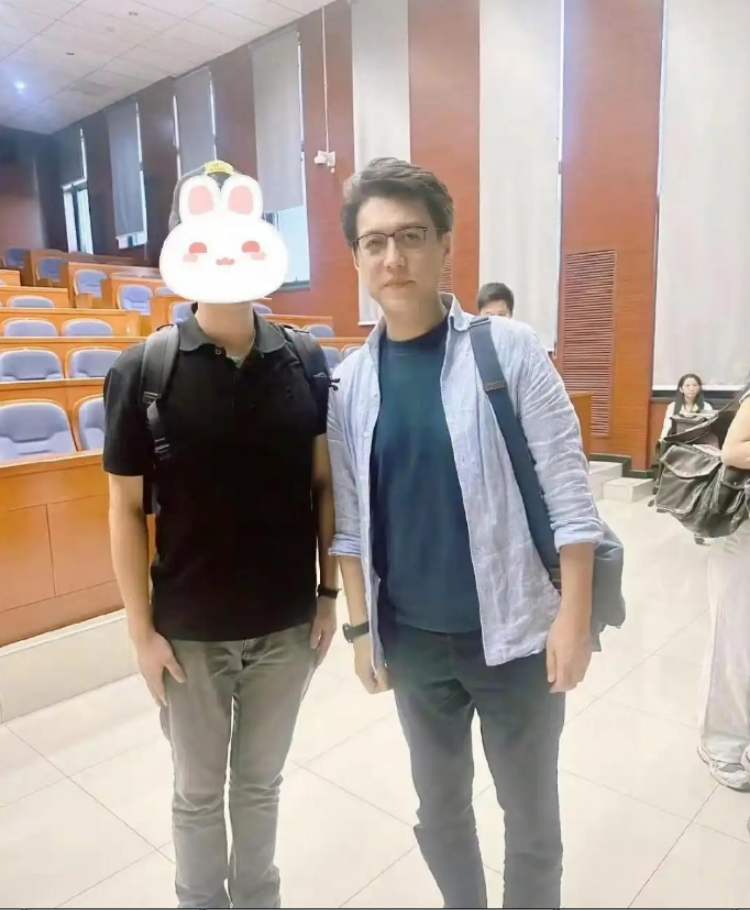 网友偶遇靳东在中戏上博士生课。大众日报