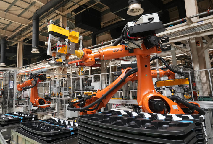 在位于江苏无锡市的一汽锡柴惠山工厂，智能制造车间里的协作机器人在作业（2024年6月3日摄）。新华社记者 李尕 摄