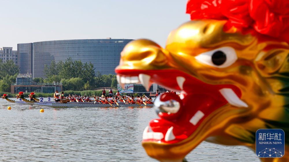 ↑ 这是5月24日在天津港保税区空港西湖水域拍摄的龙舟竞渡现场。新华社发（杜鹏辉摄）