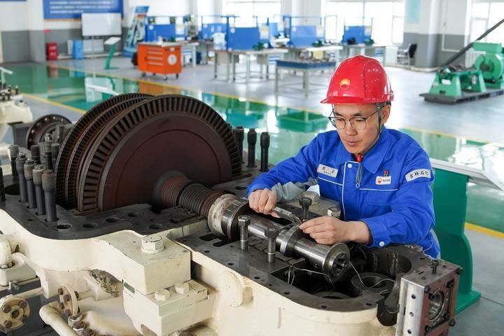 崔岩在中国石油吉林石化公司生产车间检修设备。新华社记者 许畅 摄
