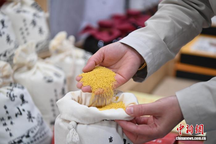 10月下旬,甘肃庆阳,孙春玲展示今年新产的小杂粮。九美旦增 摄