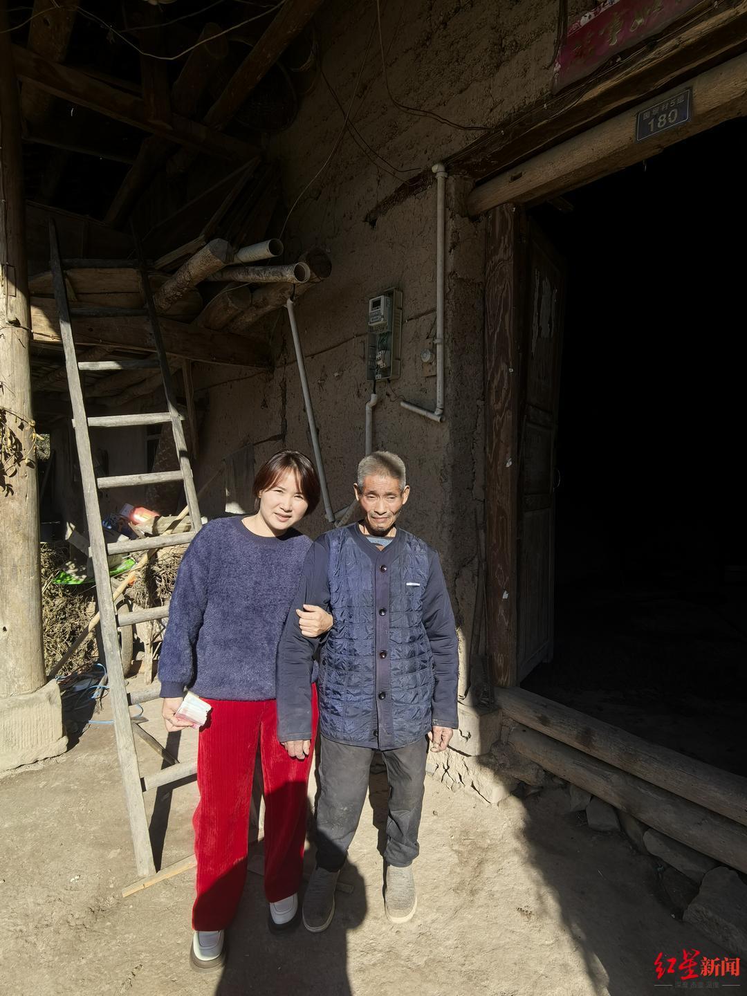 ▲金俊和父亲金福春在老房子前合影 红星新闻记者 张杨 摄