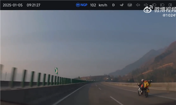 网友高速上偶遇摩托车事故：年青骑手迅速身一火