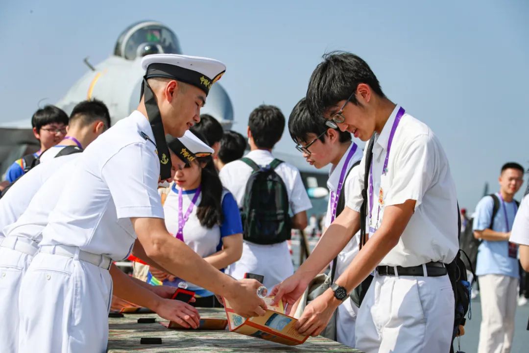 ▲学生在集章点打卡留念 杨捷 摄