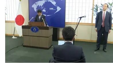 日本外相茂木敏冲(左)11月4日在外务省做相关解释