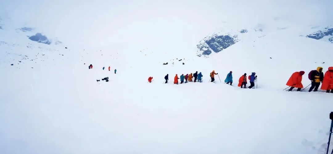 10月5日中午，珠峰东坡，徒步游客在深雪中撤离。图/受访者提供