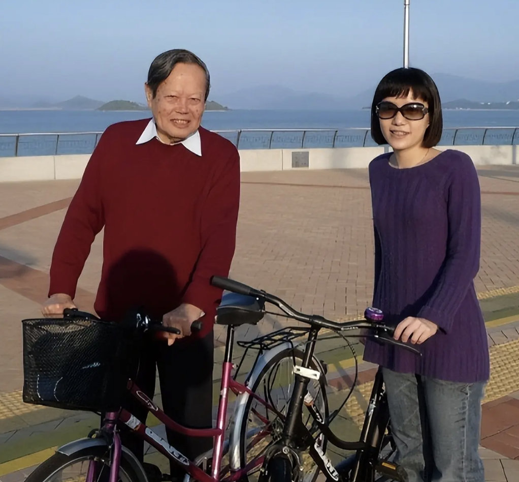 2004年,杨振宁与翁帆第一次在外游玩