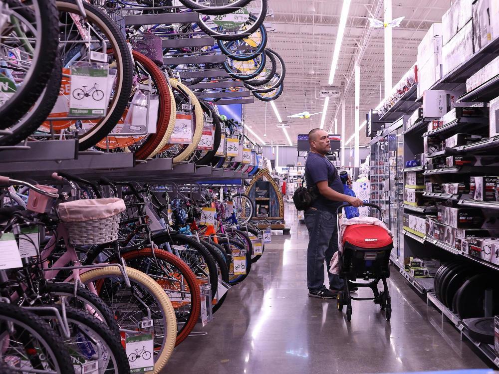 5月20日,顾客在美国加利福尼亚州洛杉矶县一家沃尔玛商店内采购商品。新华社发(邱晨摄)