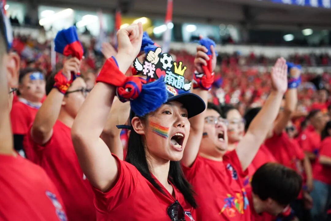 11月1日,南通队球迷在比赛中为球队加油助威。