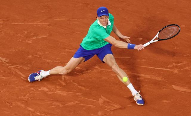 退赛、爆冷、100胜,一夜间,法网8强:亚洲1哥神了,世界第一3-0