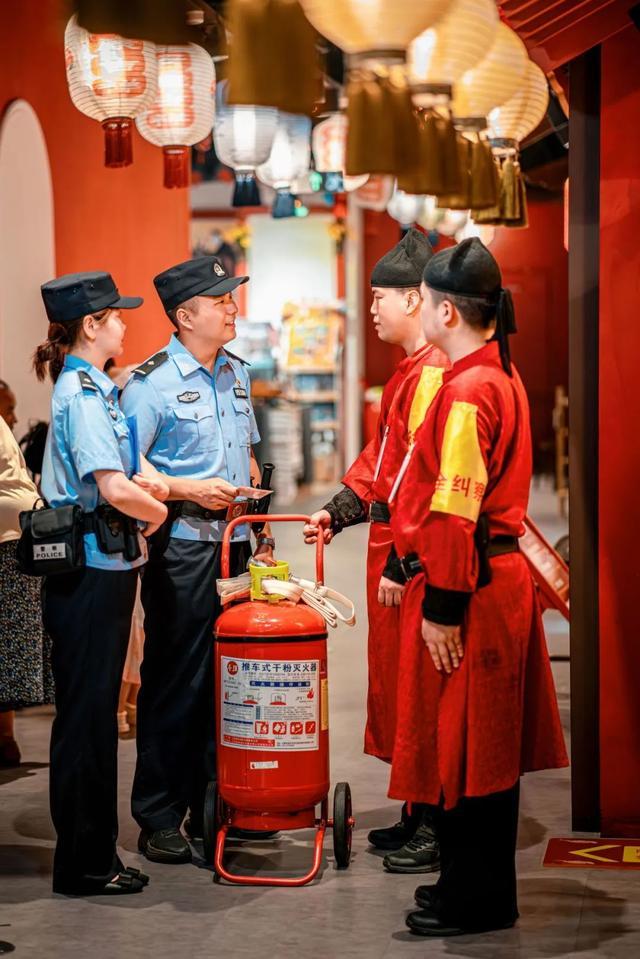 民警检查“长安十二时辰”主题街区消防设施情况 摄影/孙崇明