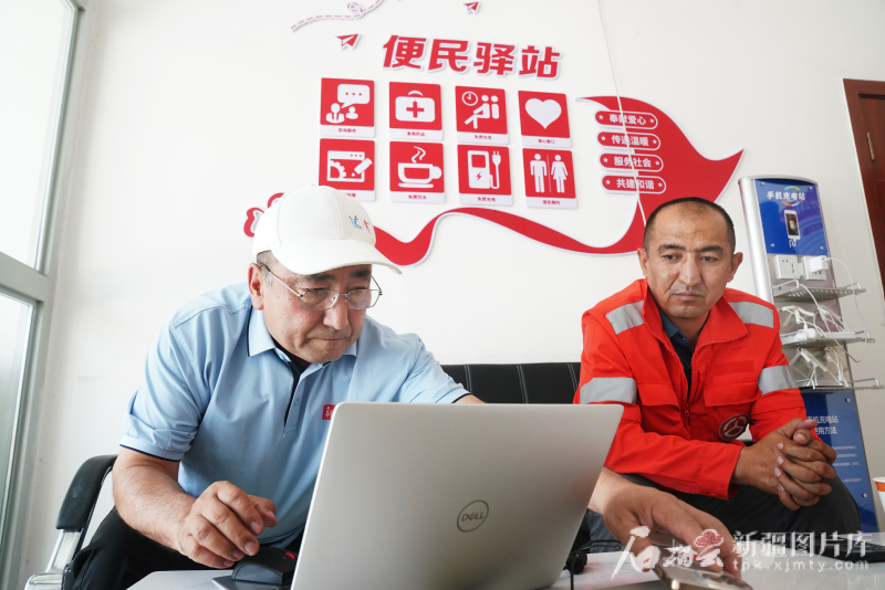 7月1日，在喀什公路事业发展中心疏附养护所盖孜养护站，摄影记者约提克尔·尼加提利用短暂的等待时间整理图片，准备发稿。