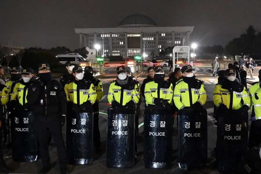 尹锡悦发布戒严令后,韩国警方在首尔国会正门前戒备。 图源:法新社