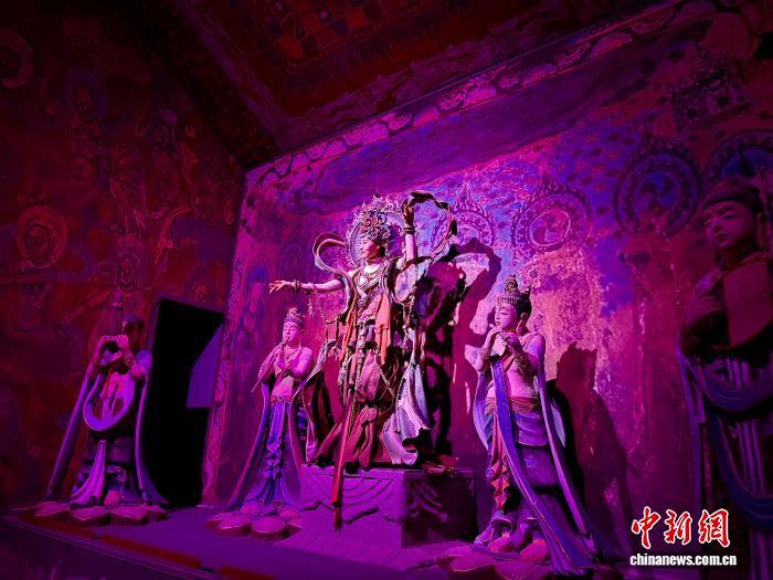 图为演员进行表演 王牧雨 摄