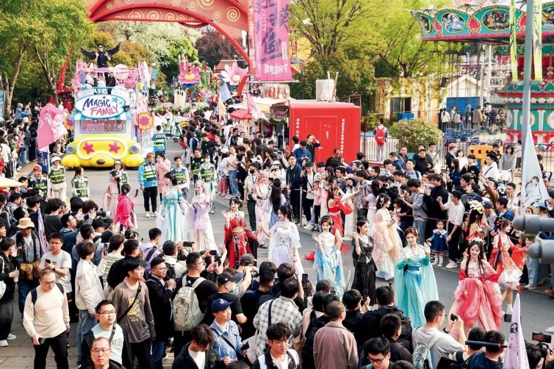 上海欢乐谷国潮文化节，NPC在巡游时与游客互动。图/受访者提供
