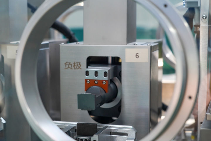 在四川宜宾拍摄的锂金属固态电池成套线局部（2024年9月2日摄）。新华社记者 唐文豪 摄