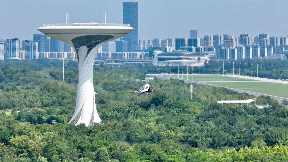 7月2日，一架电动垂直起降飞行器（eVTOL）在合肥骆岗公园演示飞行（无人机照片）。新华社记者周牧摄