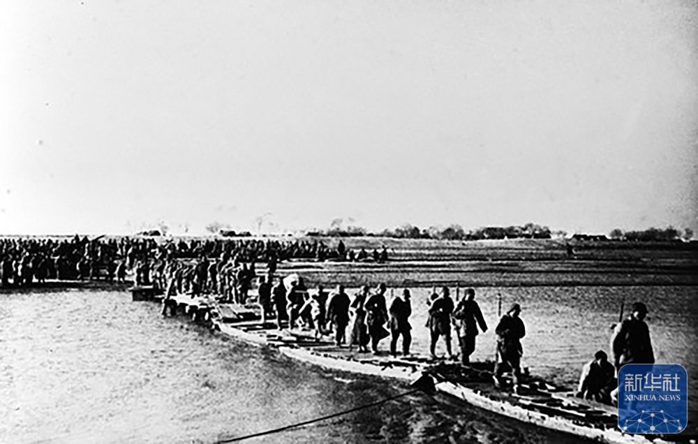 1945年9月，新四军参加淮阴战役的部队通过运河浮桥（资料照片）。新华社发