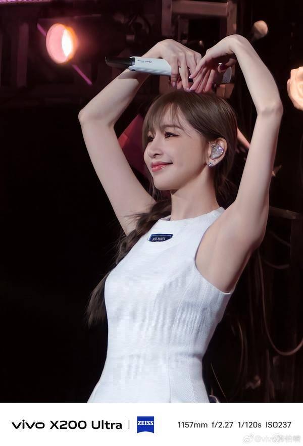 vivo 掏出 8.7 倍光学外挂镜头,直怼王心凌