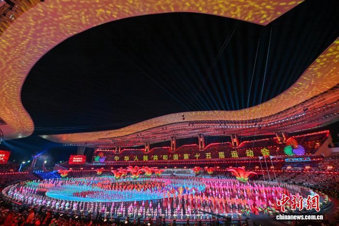 11月9日晚，第十五屆全國運動會開幕式在廣東奧林匹克體育中心舉行。圖為現場文體展演。　中新社記者 陳驥旻 攝