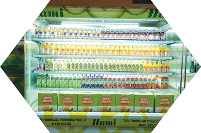 哈密瓜鲜果产业链平台联合推出的哈密瓜果汁、精酿啤酒等产品。