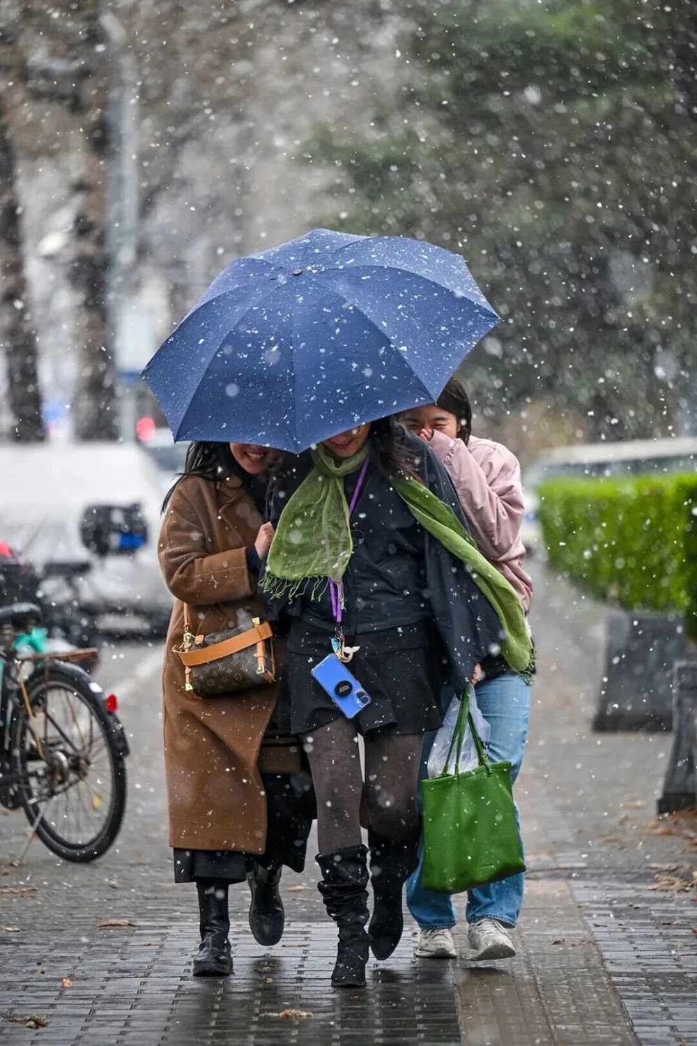 2025年3月15日，北京迎来短暂春雪，令人心情大好。朋友一生一起走，那些瞬间不再有……很开心，上天赐给我这么一个美丽且美妙的瞬间。@五環外小王爺
