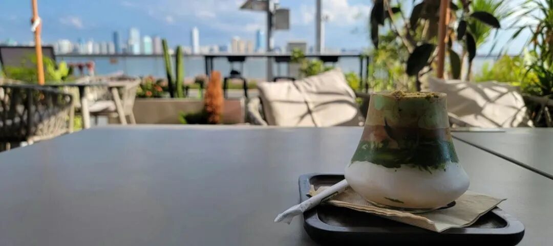 猛虎趁着工作之余去品尝咖啡