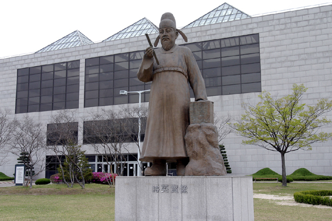 (资料图)位于韩国科学技术院(KAIST)中央图书馆前的蒋英实塑像