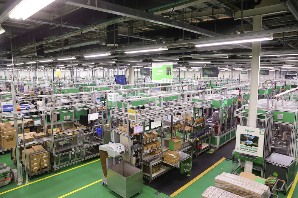 9月10日，在施耐德电气上海普陀工厂，自动化生产线正在作业。新华社记者 杨洋 摄